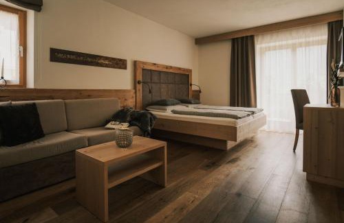 Feldthurns Hotel | Pet-Friendly Pension Moarhof with Oceanfront Pool & Dining