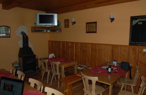 Vlcice House | Pet-Friendly Pension Pod Hrádečkem with Breakfast & Kitchen