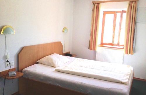 Traunreut House | Pet-Friendly Pension Poschmühle with Breakfast & Dining