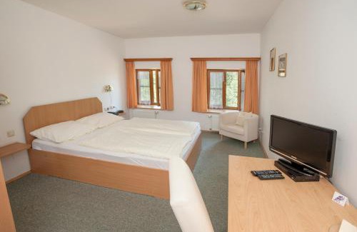 Traunreut House | Pet-Friendly Pension Poschmühle with Breakfast & Dining