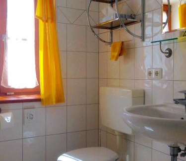 Traunreut House | Pet-Friendly Pension Poschmühle with Breakfast & Dining