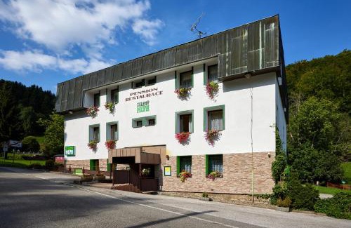 Zacler House | Pet-Friendly Retreat at Pension & Restaurace Zelený Mlýn