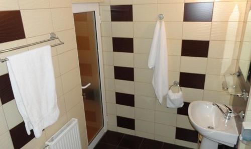 Bistrita House | Cozy Pension Saphir: Family-Friendly with Restaurant Access