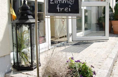 Bogen House | Pet-Friendly Pension Schreiber: Family-Friendly Retreat