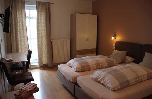 Bogen House | Pet-Friendly Pension Schreiber: Family-Friendly Retreat