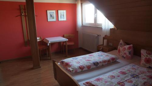 Meersburg House | Welcoming Pension Seliger: Family-Friendly with Breakfast