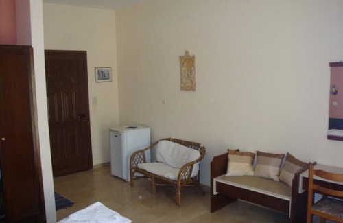 Skala House | Guest Rated Pension Skala: Pool, Restaurant & Family-Friendly