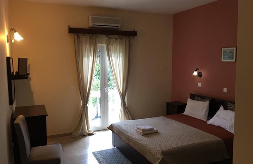 Skala House | Guest Rated Pension Skala: Pool, Restaurant & Family-Friendly