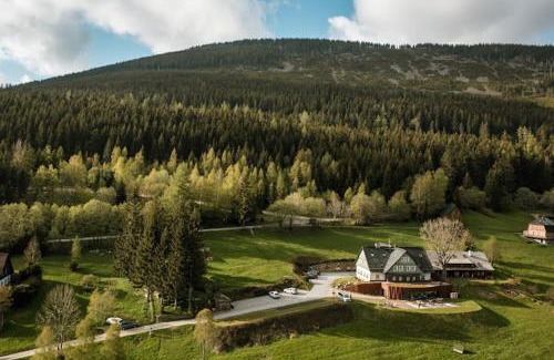 Spindleruv Mlyn House | Pet-Friendly Retreat: Pension Slunečnice with Spa & Dining