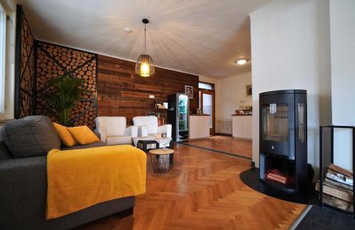 Gmuend in Kaernten House | Beautiful Pension Sonnenheim: Oceanfront Rooms & Hot Tub