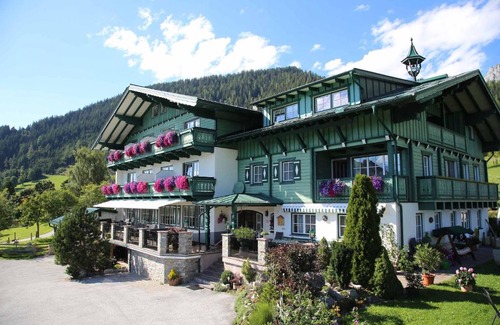 Schildlehen House | Inviting Pension Stoffenbauer: Pool, Hot Tub & Family Fun