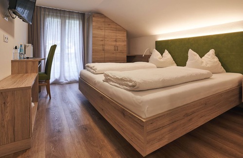 Vilpiano Bed & Breakfast | Guest Rated 10/10 at Pension Sunnhofer with Pool & Dining