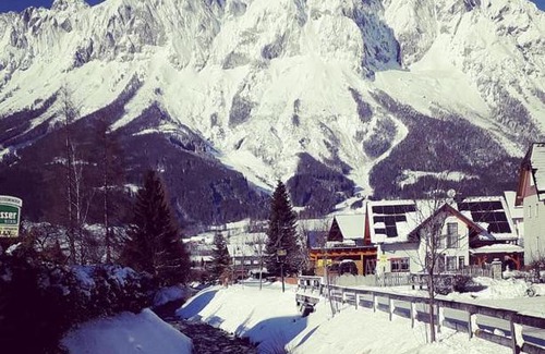 Niederoeblarn House | Discover Pension Tilly: Pet-Friendly Stay with Pool