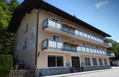 Pfarrwerfen House | Discover Pension Vocario: Top-Rated with Hot Tub & Dining