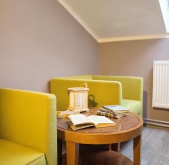 Klasterec nad Ohri House | Discover Pension Vyhlídka: Pet-Friendly Retreat with Pool