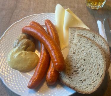 Klasterec nad Ohri House | Discover Pension Vyhlídka: Pet-Friendly Retreat with Pool