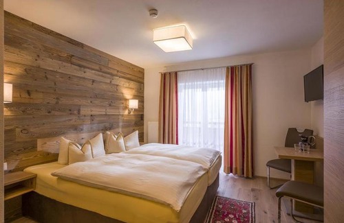 Hippach House | Family-Friendly Retreat at Pension Waldegg with Dining Options