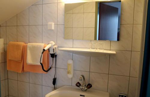 Oberjeserz House | Discover Pension Waldschenke: Pool & Ocean View Retreat