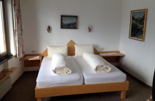 Mieming House | Pet-Friendly Pension Wallnöfer with Hot Tub and Kitchen