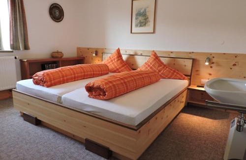 Mieming House | Pet-Friendly Pension Wallnöfer with Hot Tub and Kitchen