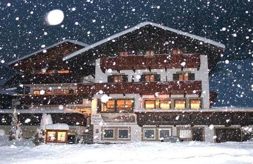 Moso in Passiria House | Discover Pension Widmann: Pet-Friendly Retreat with Hot Tub