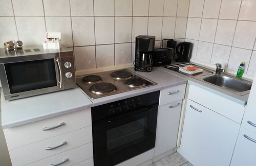 Mucheln House | Inviting Pension Winter: Family-Friendly with Breakfast Included
