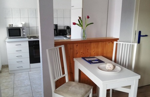 Mucheln House | Inviting Pension Winter: Family-Friendly with Breakfast Included