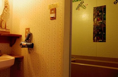 Motomachi House | Budget-Friendly Pension Yumekukan: Rated 9/10 with Hot Tub