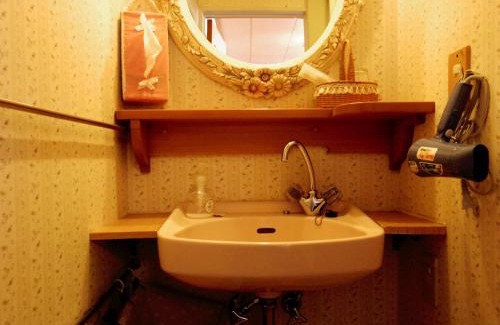 Motomachi House | Budget-Friendly Pension Yumekukan: Rated 9/10 with Hot Tub