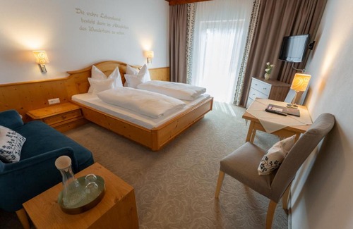Schildlehen House | Family-Friendly Pension Zirbenhof with Pool & Hot Tub