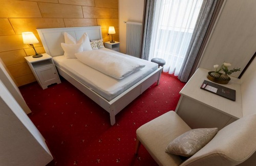 Schildlehen House | Family-Friendly Pension Zirbenhof with Pool & Hot Tub