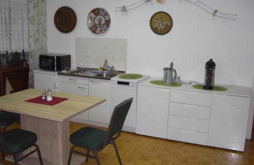 Schoenwald House | Welcoming Pension Zum Köhler: Family-Friendly Retreat