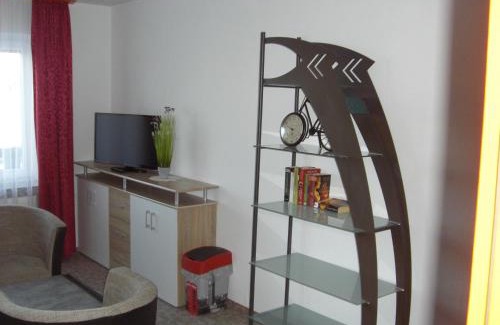 Schoenwald House | Welcoming Pension Zum Köhler: Family-Friendly Retreat