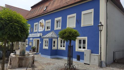 Langquaid Hotel | Pet-Friendly Pension "Zum Raubritter" with Family Amenities