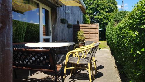 Frauenhagen Apartment | Top-Rated Pension zum Wiesengrund with Oceanfront Pool
