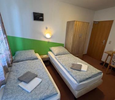 Oberweibach/Thur. Wald House | Welcoming Pension zur Bergbahn: Pet & Child Friendly Stay