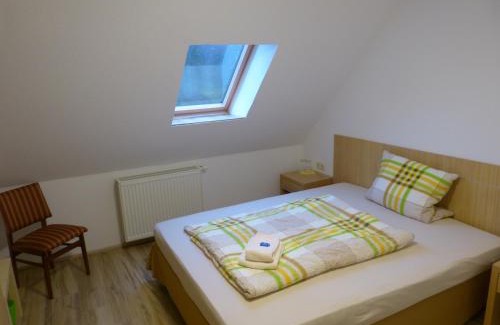 Drebenstedt House | Pet-Friendly Pension Zur Eiche with Breakfast & Kitchen