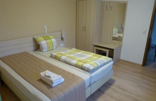 Drebenstedt House | Pet-Friendly Pension Zur Eiche with Breakfast & Kitchen