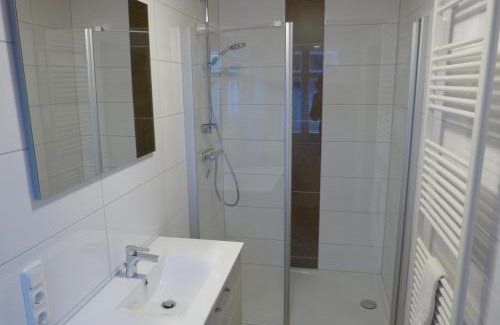 Drebenstedt House | Pet-Friendly Pension Zur Eiche with Breakfast & Kitchen