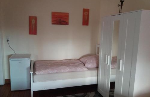 St. Gertrud House | Guest Favorite: Pensionszimmer Lützowzimmer with Kitchenette