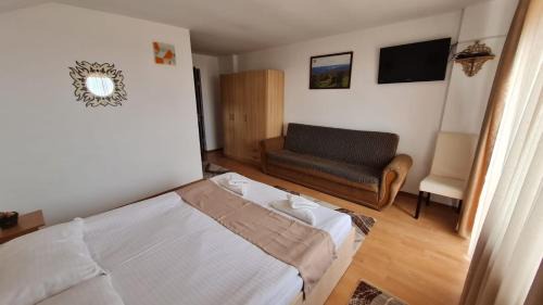 Runcu House | Cozy Stay at Pensiune Runcu Stone: Pet-Friendly & Accessible