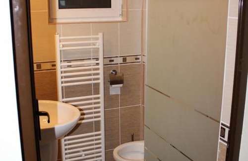 Mioveni House | Family-Friendly Pensiune Venetia Mariaj with Delicious Breakfast