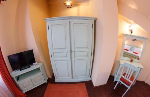 Moieciu de Jos House | Discover Pensiunea Adoro: Family-Friendly with Hot Tub