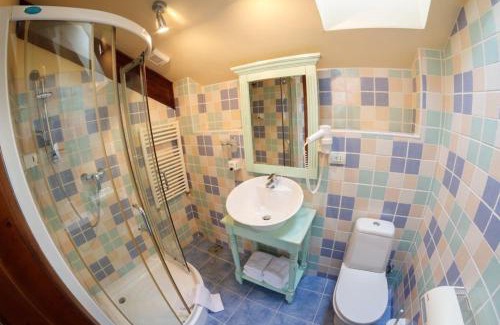 Moieciu de Jos House | Discover Pensiunea Adoro: Family-Friendly with Hot Tub