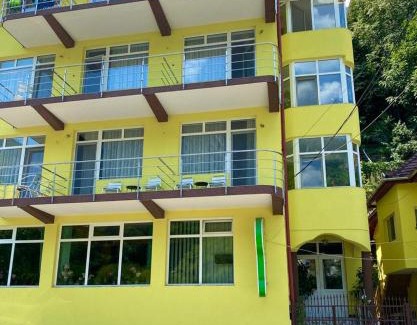 Baile Herculane House | Family-Friendly Pensiunea Argus with Kitchen Amenities