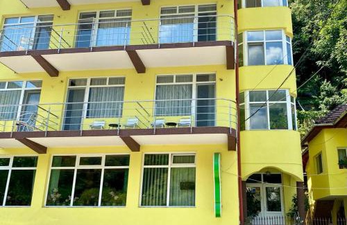 Baile Herculane House | Family-Friendly Pensiunea Argus with Kitchen Amenities