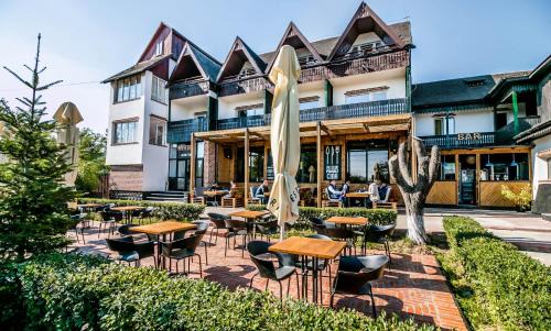 Tirgu Neamt House | Discover Pensiunea Belvedere: Pet-Friendly Retreat