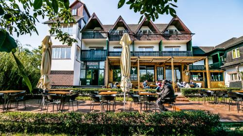 Tirgu Neamt House | Discover Pensiunea Belvedere: Pet-Friendly Retreat