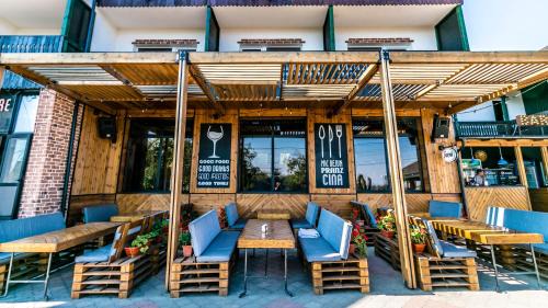 Tirgu Neamt House | Discover Pensiunea Belvedere: Pet-Friendly Retreat
