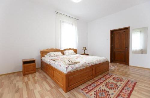 Lunca Jaristei Cabin | Top-Rated Pensiunea Cașoca-Cascadă: Family-Friendly Retreat